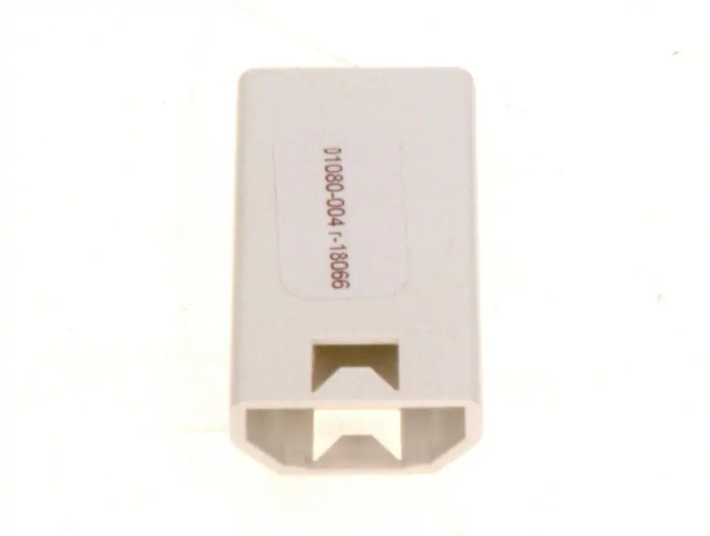 Heller Kunststoffadapter mit rechteckiger Form und eingeschnittenem Motiv, gekennzeichnet mit einer Seriennummer, vermutlich Teil eines Bosch-Produktes.